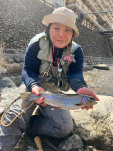 スクールで大型レインボーを釣り上げた女性